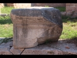 02273 ostia - regio v - insula xi - portico degli archi trionfali (v,xi,7-8) - inschriftenfragment li neben dem kapitell.jpg